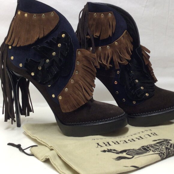 NIB Burberry Burberry Runway Lilybell Emb120 V Cut Bootie - Picture 2 of 10